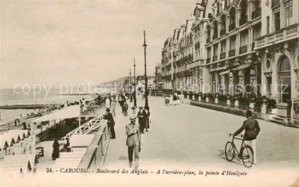 Cabourg 14 Calvados Boulevard des Anglais A l’arriere plan