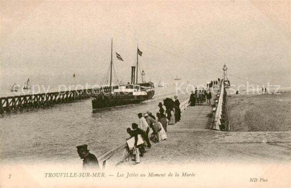 Trouville-sur-Mer Les Jetees au Moment de la Mairie