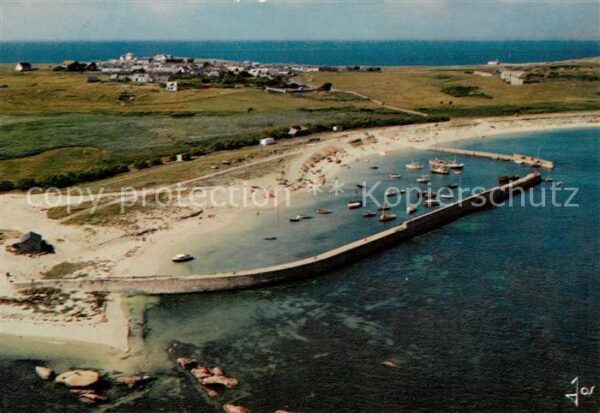 Ile Hoedic 56 Morbihan Le port et le bourg vue aérienne