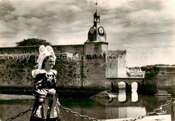 Concarneau 29 Finistere Jeune fille de Concarneau devant rempar