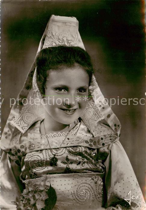 Locronan 29 Finistere Fillette en costume bordelen de Locrona