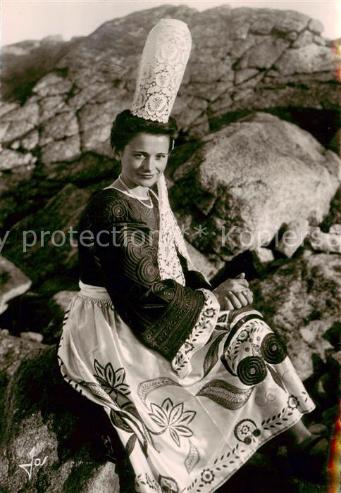 St-Guenole Jeune fille en costume de Bigoudene