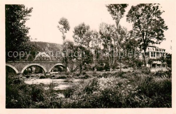 Saint-Leonard-des-Bois Le Pont Neuf et le Touring avec sa terr