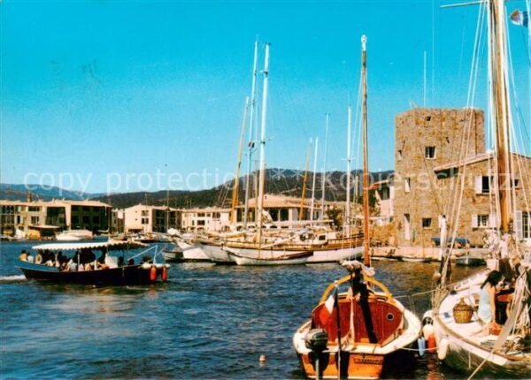Port Grimaud 83 Var Le passage du coche d’eau entre les yac