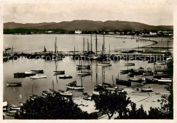 St-Raphael 83 Var Vue sur la plage de Frejus et le camp