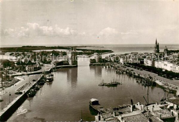 La Rochelle 17 Panorama de l’entree du Port a droite l