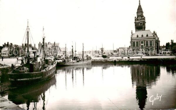 Dunkerque Duenkirchen Les bateaux a droite l’Hotel de Ville