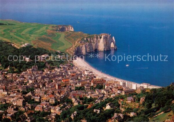 Etretat 76 Vue aérienne des falaises la plage et l