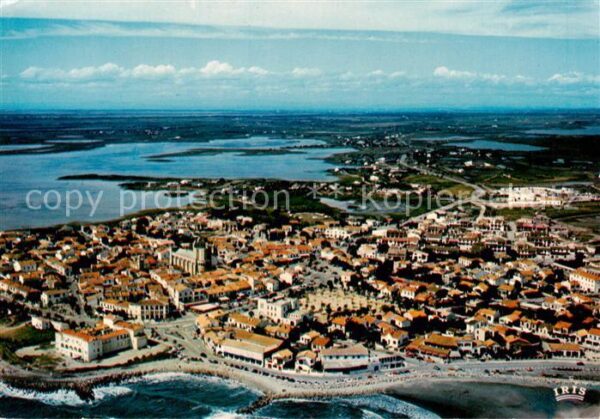 Stes-Maries-de-la-Mer Vue aerienne du village l’Eglise et l’E