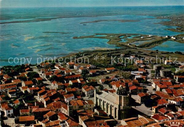 Les Saintes-Maries-de-la-Mer Vue aerienne de l’Eglise Fortifies La C