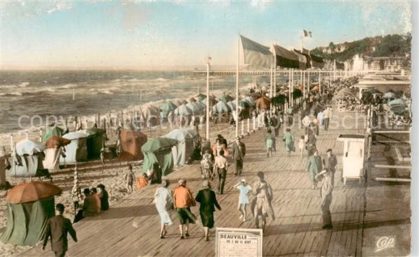 Deauville-sur-Mer Les Planches et la Plage a maree haute