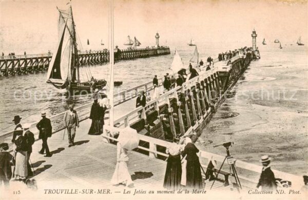 Trouville-sur-Mer Les Jetees au moment de la Maree