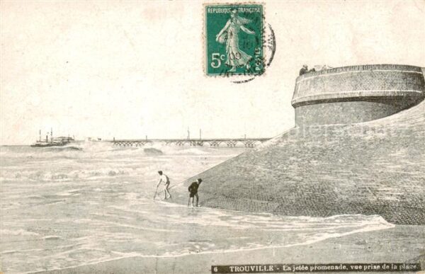 Trouville-sur-Mer En jetee promenade vue prise de la plac