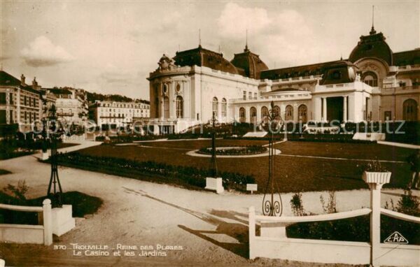 Trouville-sur-Mer Le casino et les jardins