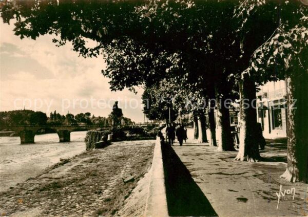 Chinon 37 Indre et Loire Quai Jeanne d Arc