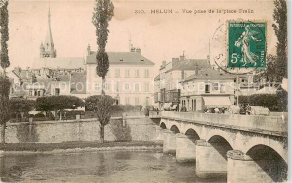 Melun 77 Vue prise de la place Pralin