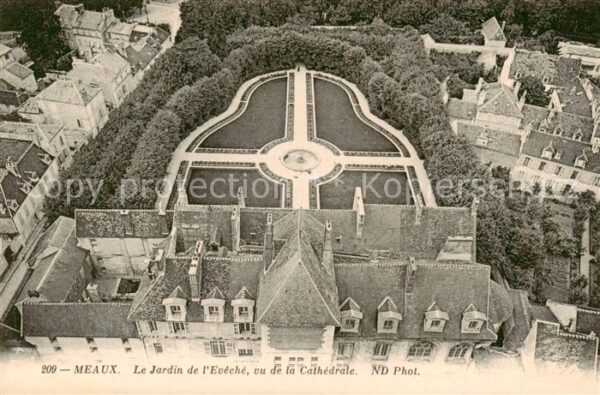 Meaux 77 Seine-et-Marne Le Jardin de l’Eveche vu de la Cathedra