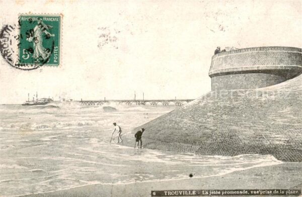 Trouville-sur-Mer En jetee promenade vue prise de la plag