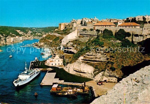 Bonifacio Corse du Sud Sous les remparts de la ville Bâteau de