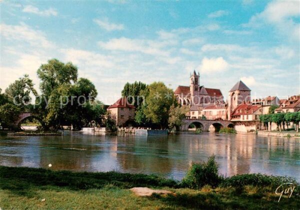 Moret-sur-Loing Eglise Notre Dame et la porte de Bourgo