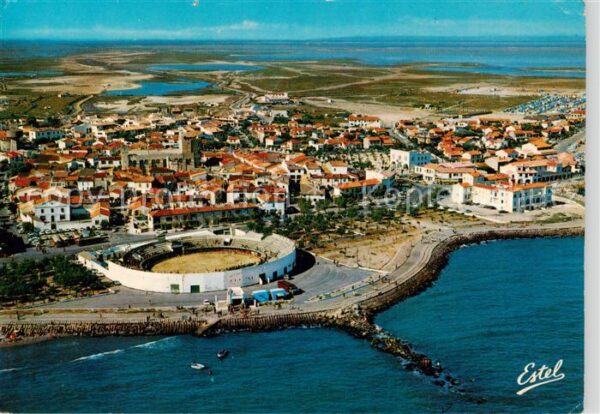 Les Saintes-Maries-de-la-Mer Vue aerienne Les arenes et l’eglise plu