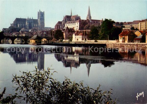 Auxerre 89 Yonne La Cathedrale vue des bords de l'Yonne
