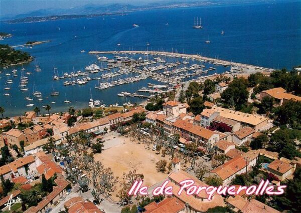 Ile de Porquerolles Vue aerienne du port et de village