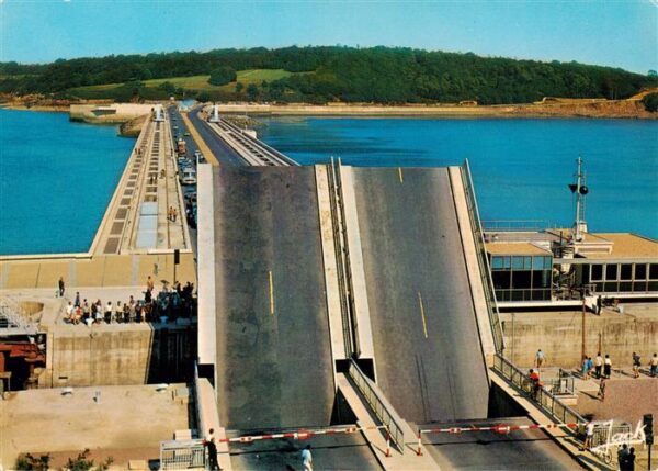 Rance La Barrage Saint-Servan 35 Le pont leve pour le passage des bateau