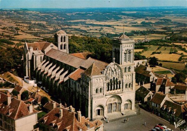 Vezelay 89 Yonne La basilique Sainte Madeleine Vue aerie