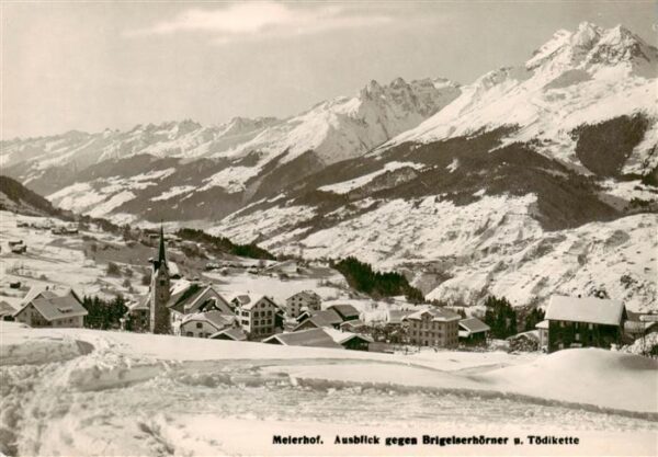 Meierhof Surselva GR mit Brigelshörner und Tödikette