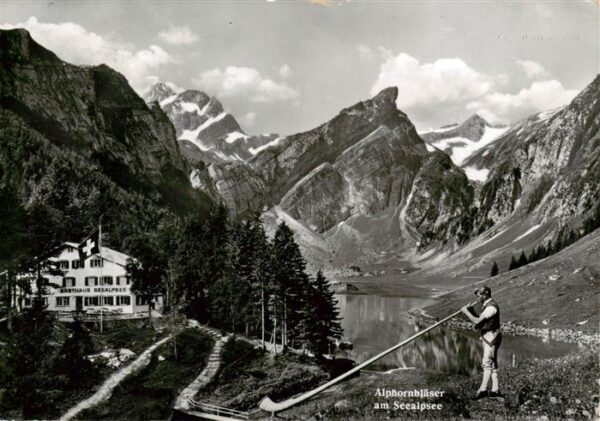 Seealpsee Saentis IR Alphornbläser am Seealpsee mit Altmann