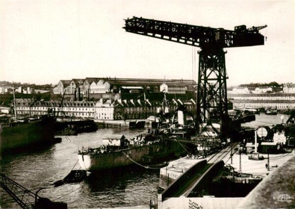 Brest 29 Croiseur en armement sous la grue de l'