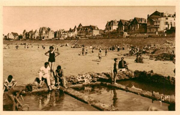 Parame St-Malo 35 La plage et les villas sur la digue