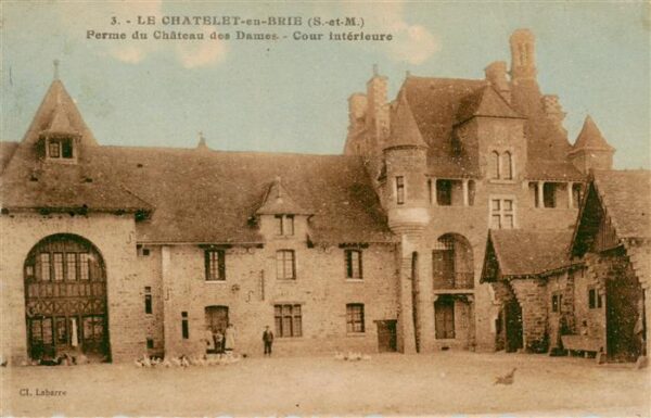 Le Chatelet-en-Brie 77 Seine-et-Marne Perme du Chateau des Dames Cour interie