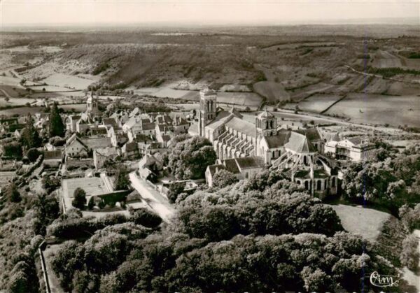 Vezelay 89 Yonne Vue aerienne La Basilique et le Bourg