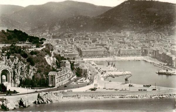 Nice  Nizza 06 Alpes-Maritimes Vue generale du Port Le Monument aux Mo