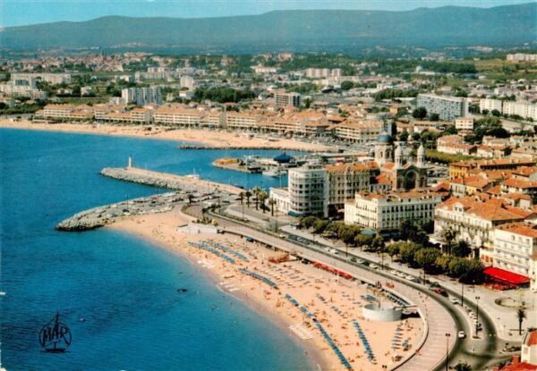 Saint-Raphael  83 Var La Plage auf fond Frejus et sa Plage