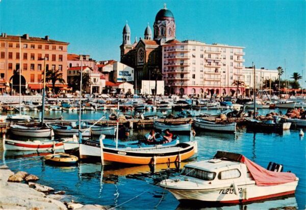 Saint-Raphael  83 Var Le port les quais et le Casino