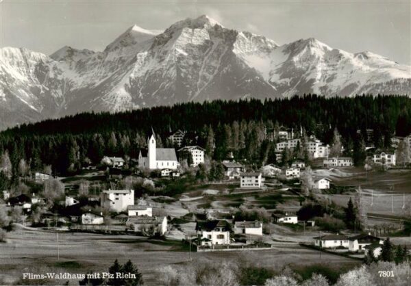 Waldhaus Flims GR mit Piz Rieln