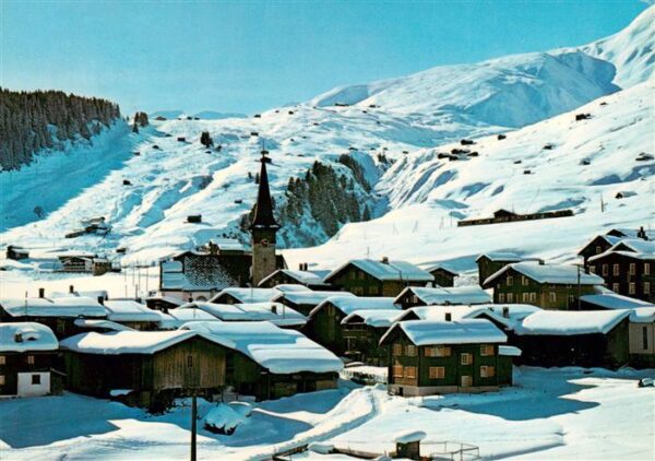 Rueras GR Ortspartie mit Dieni und Skigebiet von