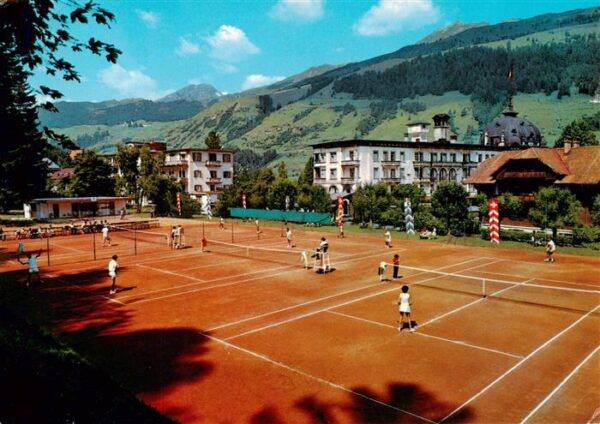 Vulpera Tennisplätze mit Hotel Waldhaus