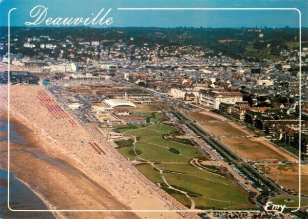 Deauville-sur-Mer Vue aérienne du front de mer