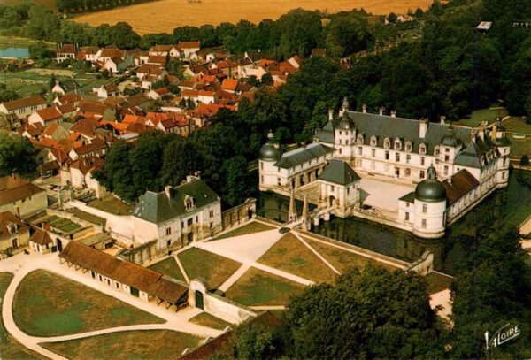 Tanlay 89 Yonne Vue aerienne du chateau a gauche la vil