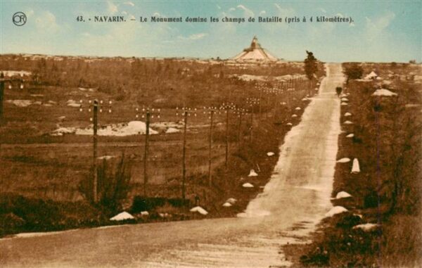 Navarin 51 Marne Le Monument domine les champs de Batail