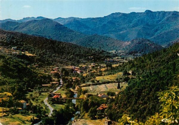 Saumane 30 Gard Vue générale du village au creux de la