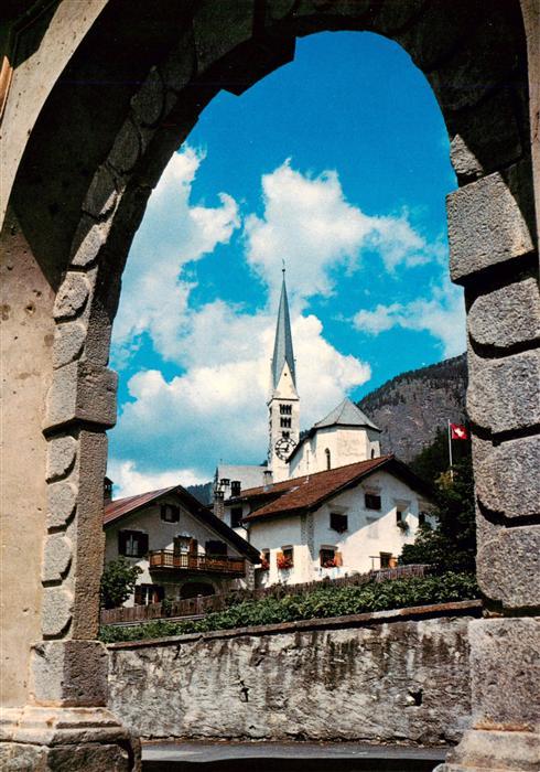 Zernez GR Dorfpartie Blick zur Kirche Eingang in