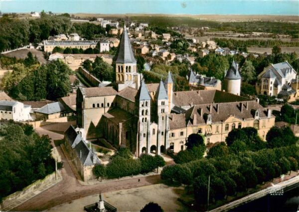 Paray-le-Monial 71 Basilique Clunisienne et ancien prieuré