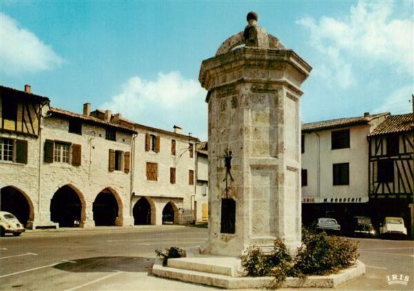 Eymet La Fontaine Place Gambetta