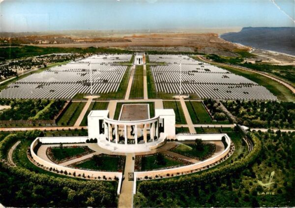 Omaha Beach  Ste-Honorine-des-Pertes 14  Cimetiere americain Vue aerienne