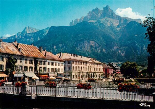 Sallanches 74 Haute-Savoie Les quais et les Aiguilles de Warrens